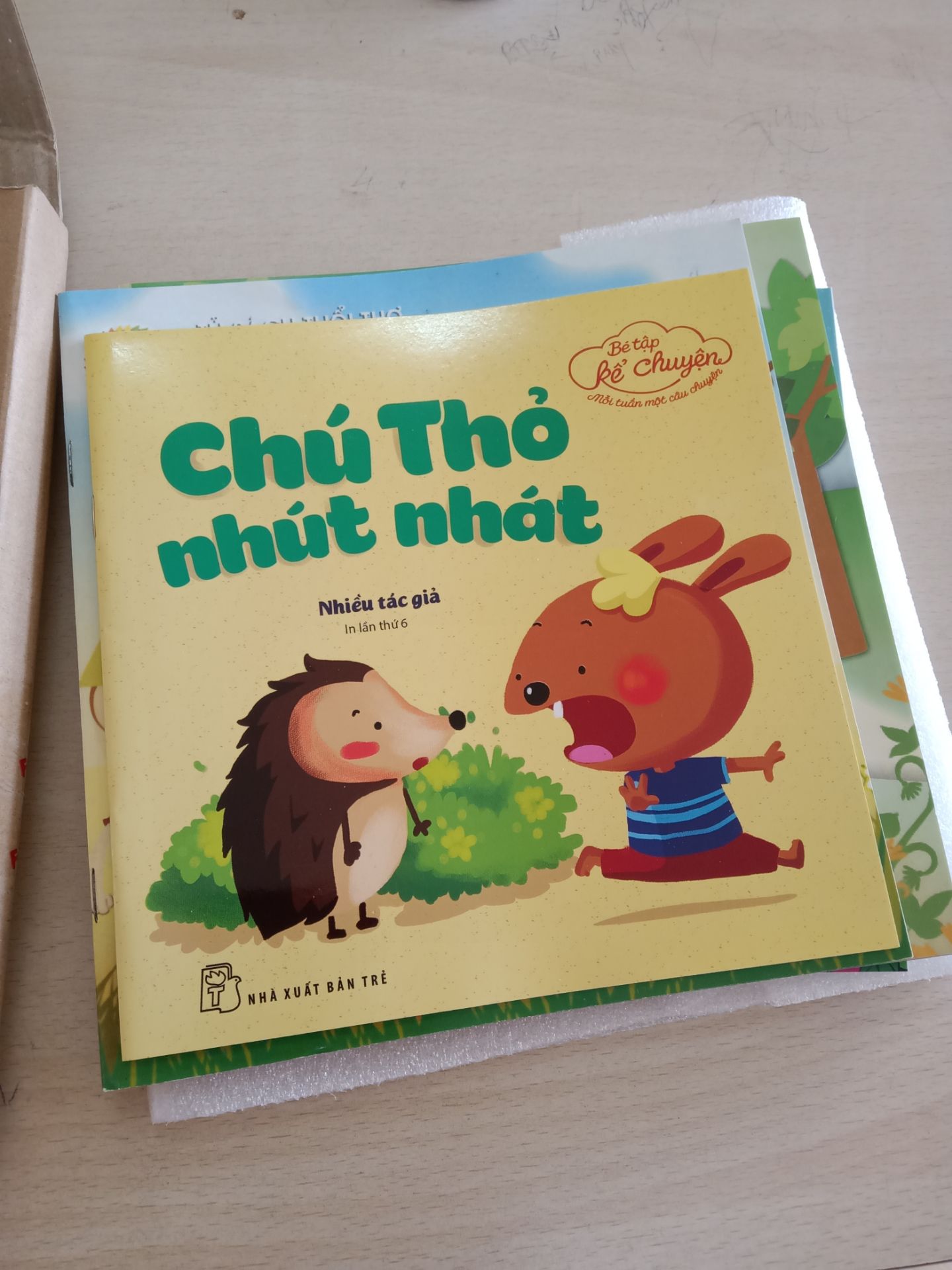 Tiki giao hàng nhanh , shop đóng gói sản phẩm đẹp cẩn thận, sách rất mới và đẹp con trai mình rất thích ? cho shop và Tiki  5 sao