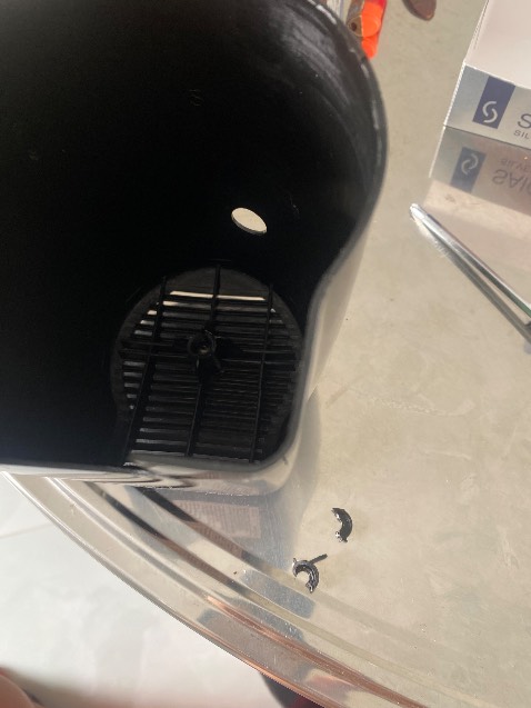 Khui hàng kiểm tra bên ngoài mọi thứ tốt nhưng lúc lắp ráp thì phát hiện NHÔNG ĐẢO bị gãy và BẦU QUẠT cũng bị gãy chỗ giữ ốc bắt vào. Sự cố này chắc do bên vận chuyển hay lỗi nhà sản xuất mình không rõ.