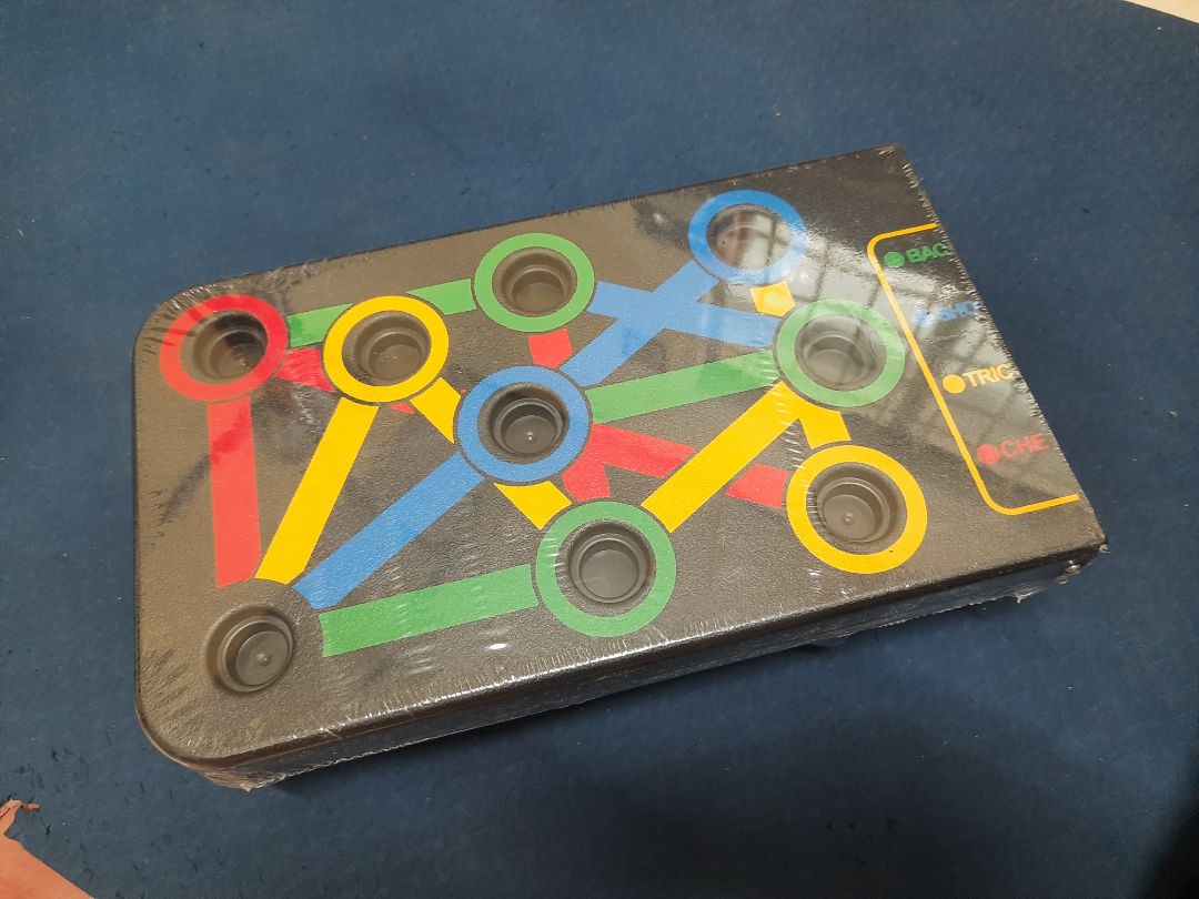 Đóng gói ít dùng bao giấy, ít nylon, xé ra vứt đỡ áy náy. Rất hài lòng.
Bản nhựa chắc chắn, tay cầm vừa vs mình nhưng chắc hơi nhỏ vs những bạn cao to cỡ m8. Mình tập thử thấy ko bị rung lắc. Có điều tốt nhất nên đặt trên thảm chống trượt (thảm yoga chả hạn) để hoàn toàn ko rung lắc khi tập.
Sản phẩm đáng mua, dễ dùng.