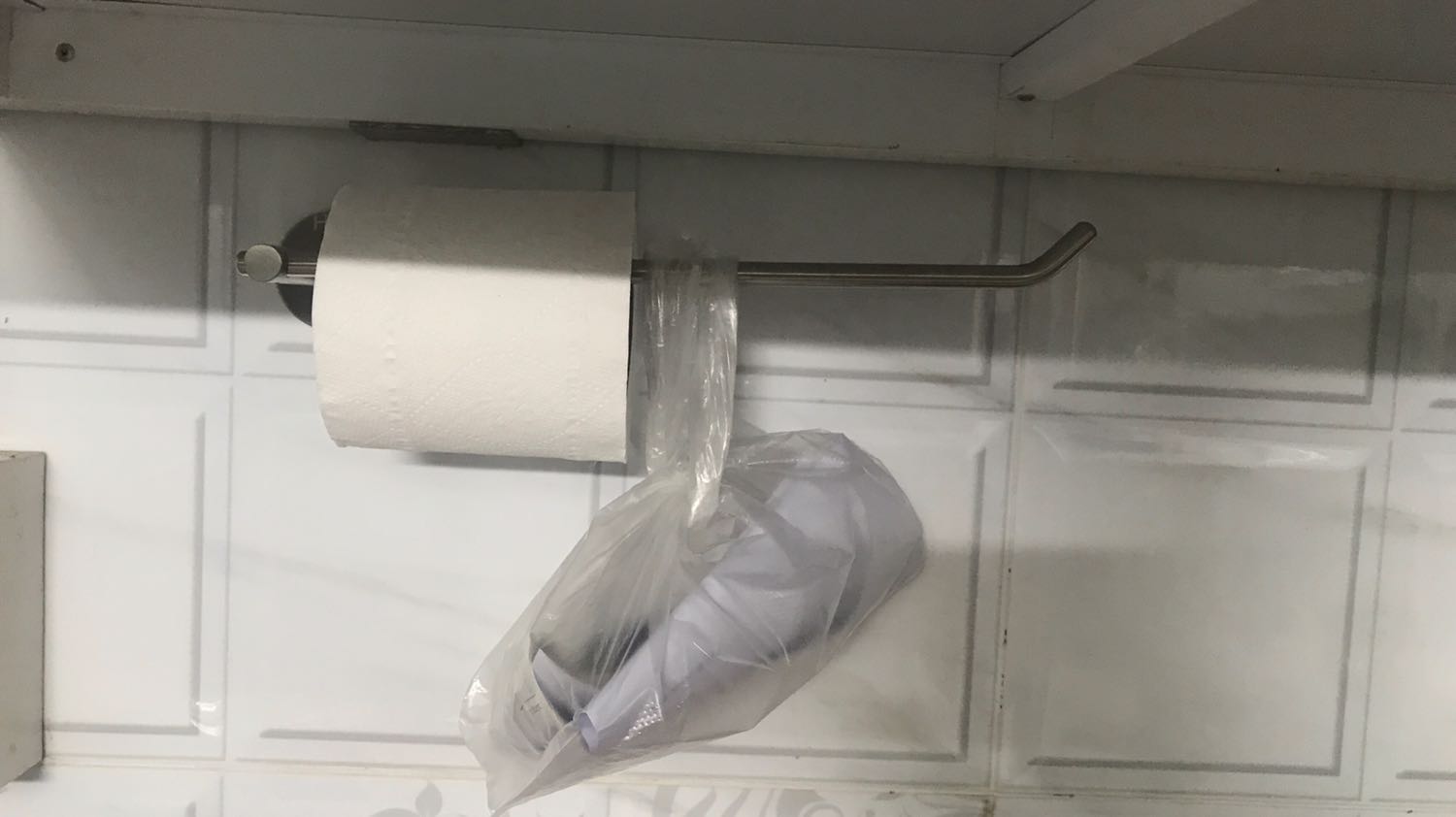 Sản phẩm đẹp, dính chắc chắn.
Mình treo giấy và một số vật linh tinh nữa cũng okay
Điểm nên mua khác của bạn này là có hỗ trợ tiki now đó mọi người
Nên sẽ không bị chờ dài cổ như Tiki fast khi bị đẩy đơn qua GHN haiz