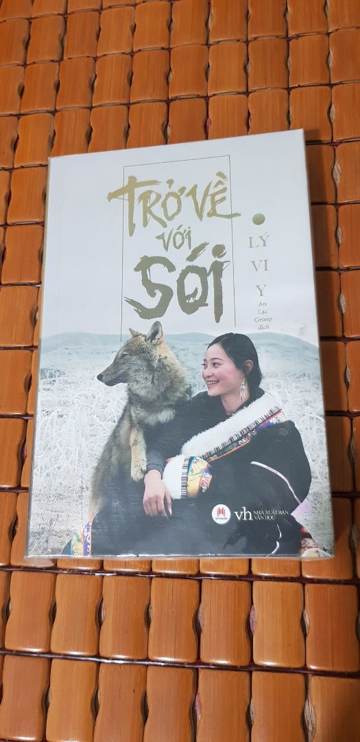 Sách còn nguyên màng bọc, giao sớm.
Đây là câu chuyện có thật về con sói đầu tiên được nuôi dưỡng bởi người và sống sót được khi thả về tự nhiên. Truyện rất cảm động, bạo liệt, chân thực. Mình thích cách cô gái miêu tả các con thú có tâm lý như con người vậy.