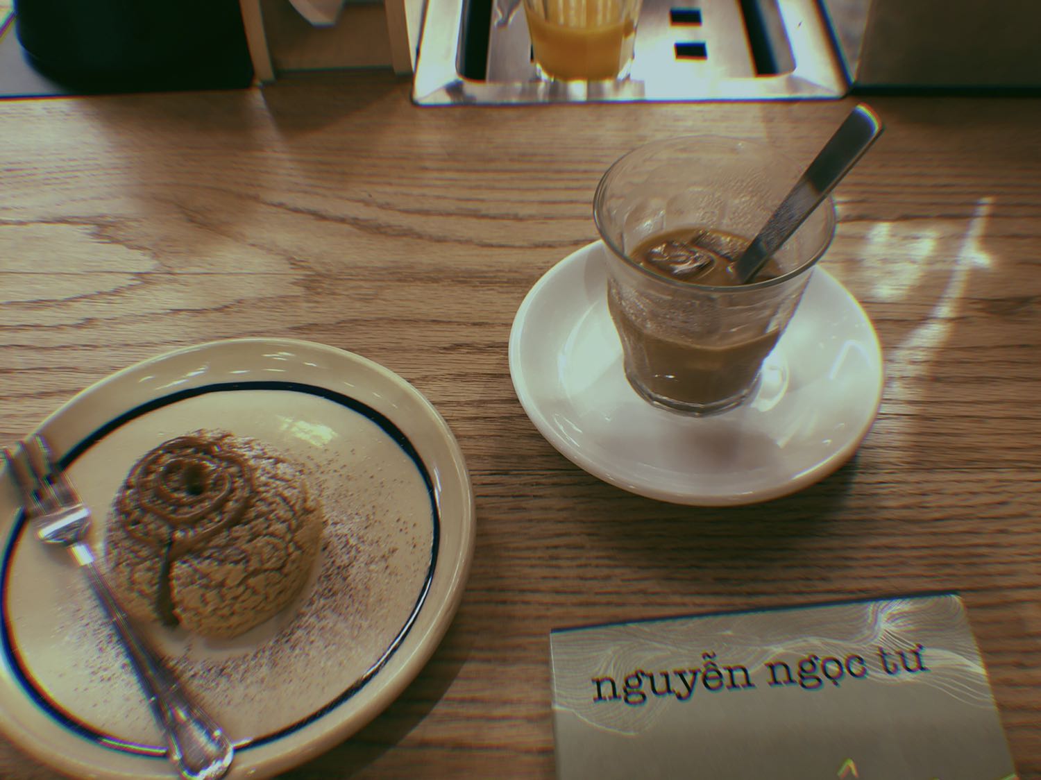 cuốn tiểu thuyết đầu tiên của cô Tư mà mình đọc, trước đó chỉ mãi đọc tản văn và tập truyện ngắn như giao thừa, hành lý hư vô thôi. 

chính bản thân cô Tư cũng chia sẻ rằng cần một khoảng thời gian nhất định cô mới cho ra tác phẩm tiểu thuyết đầu tay của cô.

tác phẩm theo mình, rất hay. tựa đề tuy gói gọn trong chữ “sông”, nhưng lòng sông chứa những gì chỉ mình nó biết.