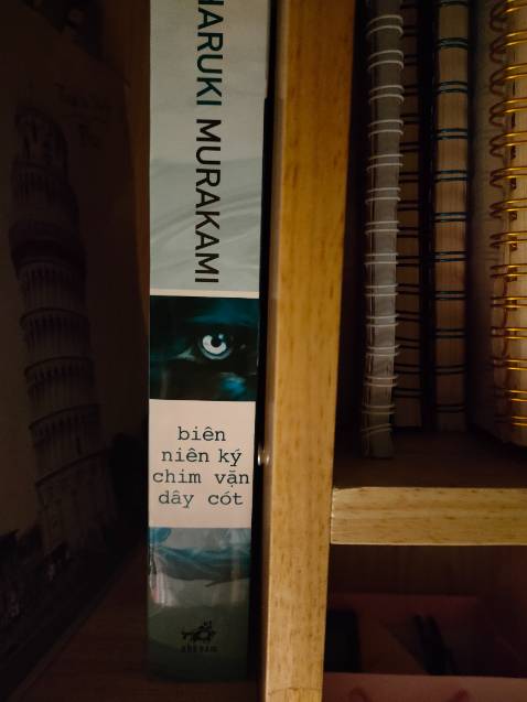 Mình mới đọc được mấy trang thôi nên chưa đánh giá đc j nhưng sách của Murakami thì khỏi phải bàn rồi.Sách đẹp lắm nhà ,siêu dày hơn 700 trang ,khổ sách thì bằng qu kafka thấp hơn 1cm thôi ý ❤️❤️❤️