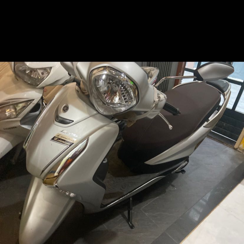 Dịch vụ hoàn hảo, nhân viên nhiệt tình, xe đẹp, nhẹ, cốp xe rộng, chỗ đổ xăng thuận tiện kèm để được chân cho bé luôn. Chở hàng cồng kềnh phía sau thoải mái. Nói chung rất hài lòng.