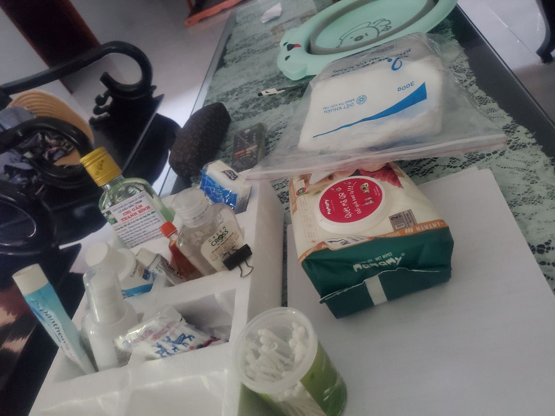 Khăn mềm, sạch, gọn, ổn định hơn xài khăn ướt và khăn giấy. Mình biết khăn này hơi trể nên trong tủ còn khá nhiều khăn ướt và khăn giấy mua từ trước. Khá buồn.
Tối xem giá 142k, bận thay tả cho bé quên đặt hàng. Sáng ra đã 151k. Ahuhu