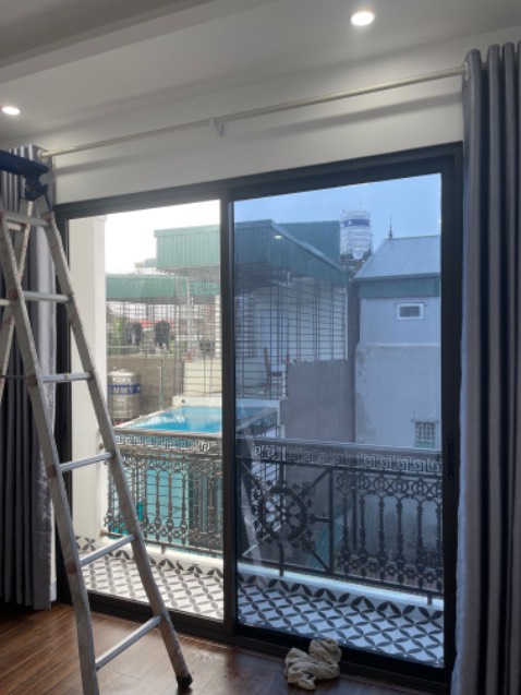 Film dễ dán, bóc ra bóc vào dán lại được, tay nghề hơi kém nên cẩn thận lắm rồi vẫn hơi bị bong bóng. Cách nhiệt tốt mát dịu hẳn, sẽ mua tiếp lần sau để dán nốt các cửa còn lại. Shop đóng gói cẩn thận yên tâm. Giá cả rẻ hơn ***, kèm mgg nữa