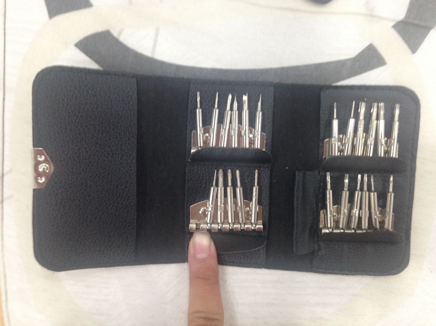 hàng chưa khui hộp mà đã rớt lung tung bên trong hộp, bao bì dán nham nhở, keo dán đã khô queo, chứng tỏ tiki không thèm kiểm tra chất lượng cũng như việc đóng gói sản phẩm, 
thậm chí sản phẩm mất 1 đầu và cây trục lõng lẻo như đã qua sử dụng rất nhiều lần 
tiki bán sản phẩm này cho tôi như vứt đi uy tín của chính tiki và coi thường khách hàng