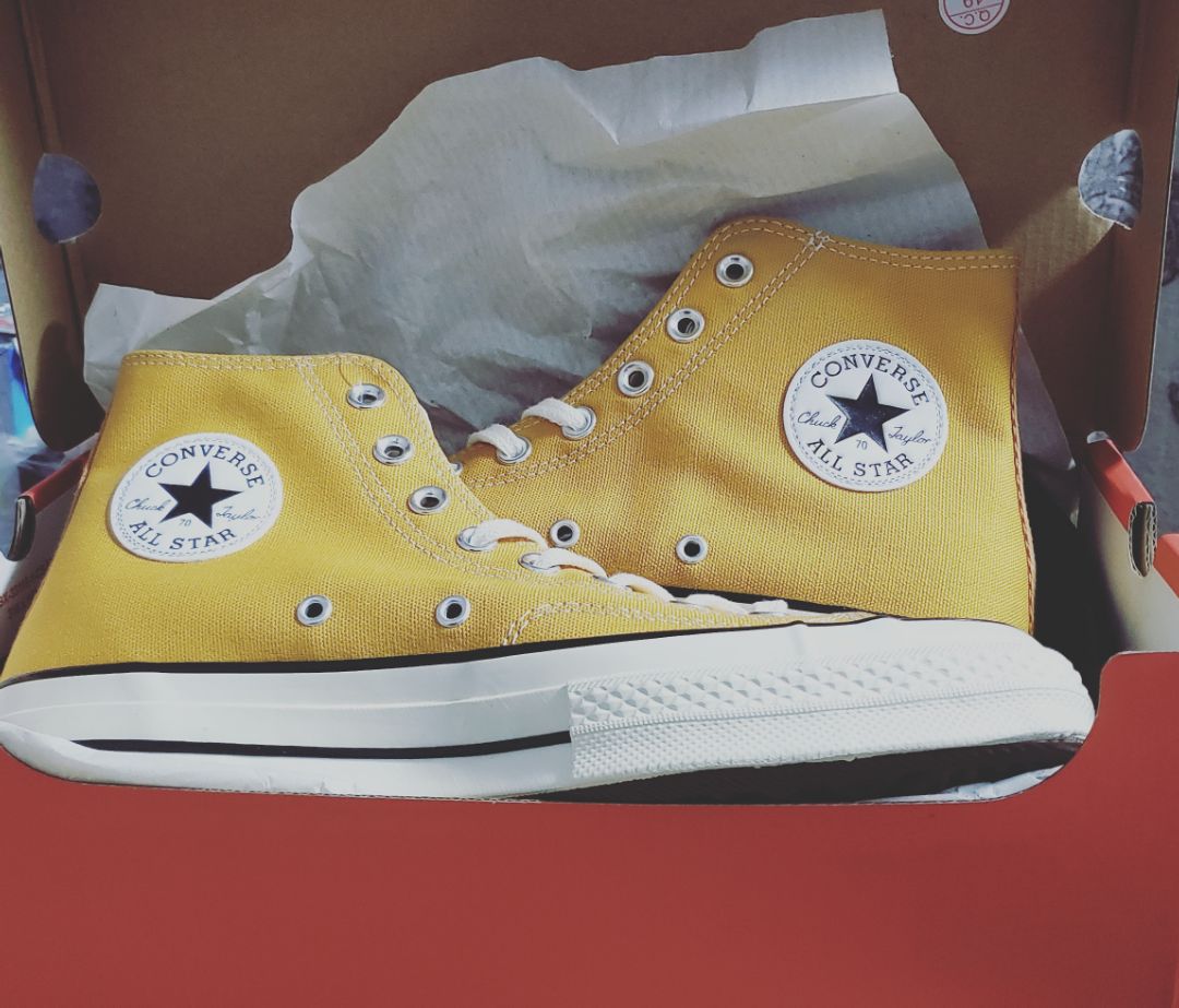 Giày rất đẹp, trước đây mình có 1 lần mua nhầm hàng fake nên rất có kinh nghiệm ??? còn được tặng thêm 2 túi vải sneaker buzz và converse, còn thêm 1 đôi vớ ??