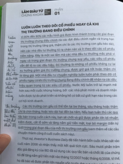 Bộ sách Làm giàu từ chứng khoán là bộ sách cực kỳ hay và phải đọc nếu bạn bước chân vào con đường đầu tư chứng khoán. Quyển sách này thật sự không dành cho những người mới hoàn toàn nhưng chỉ cần hiểu căn bản bạn đã đọc được bôn sách này.

Tác giả William O'Neil đã thống kê những dấu hiệu tạo nên những Siêu cổ phiếu từ đó giúp bạn lựa chọn đúng doanh nghiệp tăng trưởng thông qua 7 chữ cái C,A,N,S,L,I,M và đó cũng là phương pháp ông chia sẻ trong quyển sách này - Hệ thống đầu tư CANSLIM.

Quyển sách phù hợp với những ai theo phong cách đầu tư tăng trưởng. Kết hợp Phân tích cơ bản và phân tích kỹ thuật để mua đúng thời điểm cổ phiếu tăng với xác suất chiến thắng cao nhất. 

Cá nhân mình mất hơn 2 tuần để đọc bộ sách này. Và giá trị Bộ sách không thể chỉ nằm trong phần nhận xét nên mong các bạn đọc nhận xét của mình tham khảo và hãy tự mình khám phá những "bí kíp" trong Làm giàu từ chứng khoán. Cảm ơn!