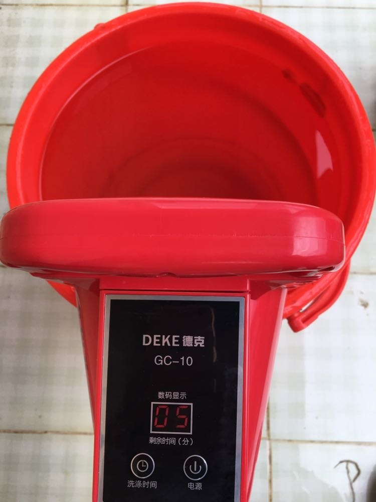 Tôi nhận hàng vào ngày 14/12/2021, bắt đầu sử dụng máy vào ngày 15/12/2021. Lúc đầu máy xoay bình thường, nhưng được 2-3 phút  máy đã đứng lại và số phút trên đồng hồ chỉ nhấp nháy và giảm dần số phút, còn máy thì không xoay. Tôi đã tắt máy và kiểm tra lại vào ngày 16/12/2021 để xem tình hình có thay đổi gì không, nhưng máy vẫn bị như vậy. Tôi muốn trả lại máy này. Mong shop kiểm tra và hoàn tiện lại theo chính sách đổi trả sản phẩm của shop. Trong hình sản phẩm minh họa là tình trạng máy chỉ giảm số phút nhưng không xoay, nước thùng đứng yên.