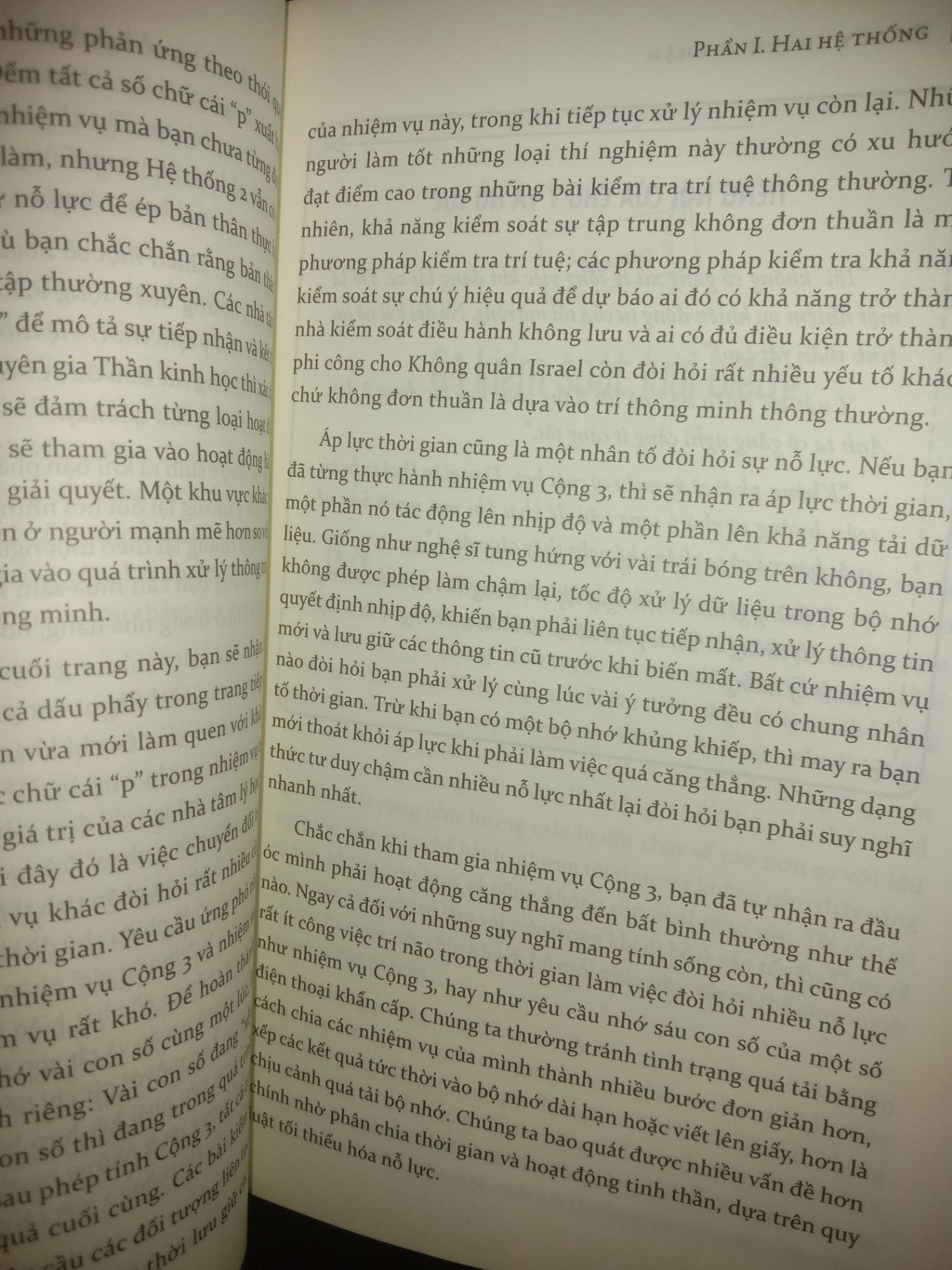 bên ngoài sách bị móp ở góc 
ở gáy sách còn có vết bẩn còn bên trong thì sách không có vấn đề gì