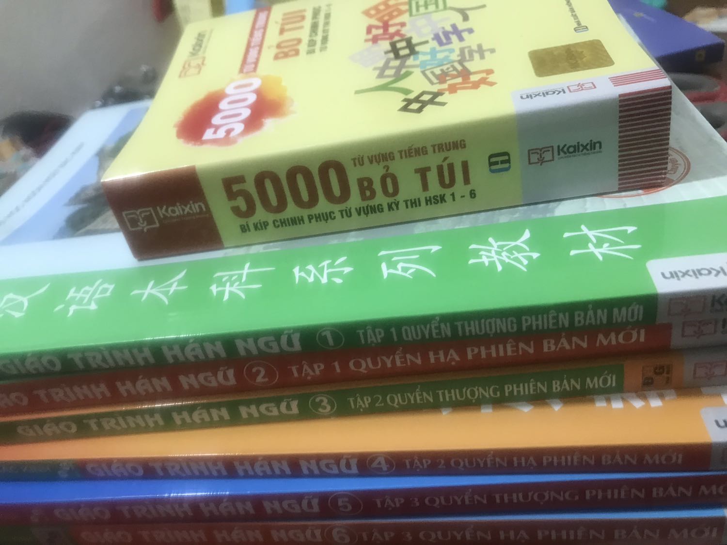 6quyển giáo trình với quyển 5000 từ vựng thì không sao, quyển ngữ pháp thì rách tem,quyển 999 lá thư thì bị lỗi ở mép bìa