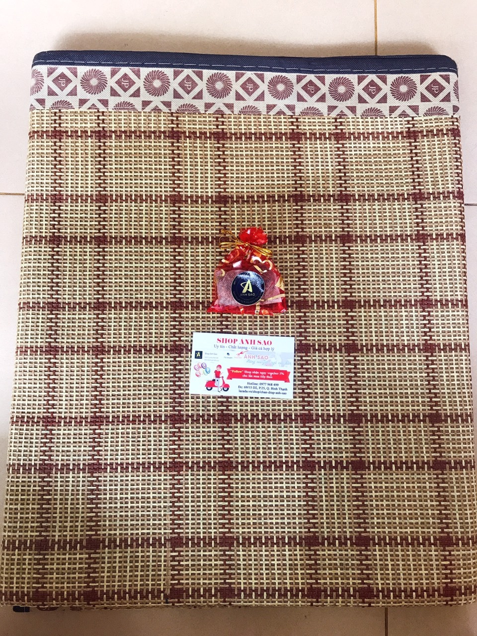 Rất hài lòng về sản phẩm nhận được. Chiếu đường may đẹp, nằm mát lưng, được tặng kèm túi thơm như quảng cáo của Shop Ánh Sao. Giá vậy hợp lý với sản phẩm. Mọi người nên mua. Click vô dòng thương hiệu A (Ánh Sao) cũng nhiều món đồ hay ho lắm. Mình mới mua thêm 1 cái gối lông vũ của Shop luôn đang chờ nhận hàng.