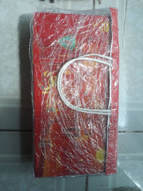 Tiki xử lý và giao hàng nhanh.. Shipper nhiệt tình.. Khâu đóng gói cũng đẹp và chắc chắn, có lót giấy chống sốc.. Bánh nhận đc đầy đủ cả túi giấy đi kèm, date có hơi ngắn 1 xíu qua Trug Thu cỡ 1 tuần.. Mua làm quà biếu nên mình chưa dùng thử nhưg là sp chính hãng của kinh đô nên cũng khá an tâm về chất lượng, mong là bánh sẽ ngon như hươg vị bánh trc giờ của Kinh đô.. Hộp giấy và túi giấy có hơi mỏng mảnh nếu dày dặn hơn xíu có lẽ nhìn sẽ sang trọng, bắt mắt hơn.. Vì định mua làm quà biếu nên mình có cái nhìn hơi kỹ tính hơn xíu mong Kinh đô sẽ cải thiện thêm .. Nhìn chung tổng thể mình khá hài.. Cảm ơn Tiki