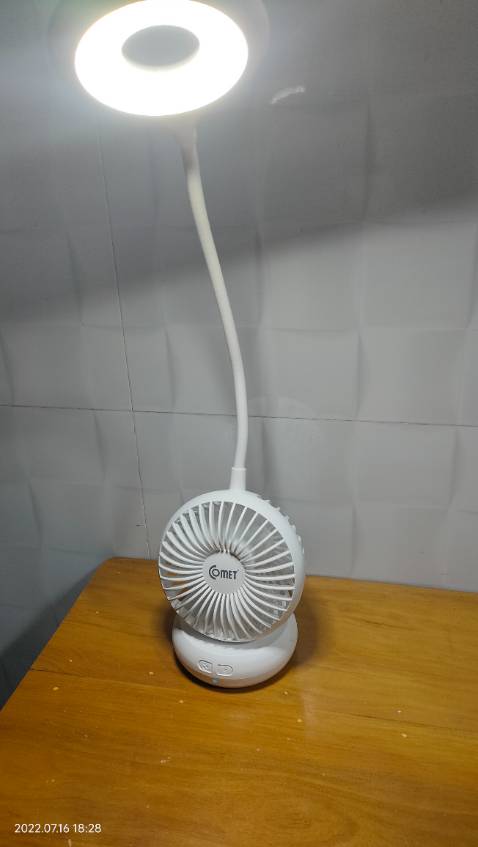 Đèn thiết kế nhỏ, gọn, dễ di chuyển. Ánh sáng tốt, kết hợp quạt mi ni dễ thương, phù hợp cho những người ra mồ hôi tay. Rất đáng mua nha