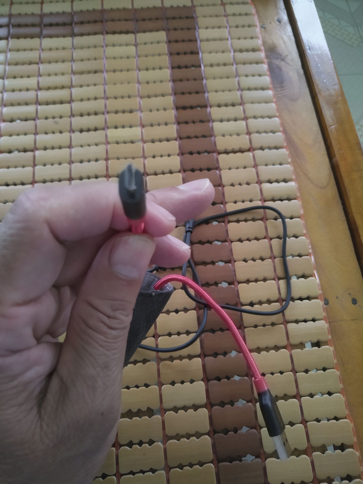 Mình không để ý kỹ khi đặt hàng, cứ nghĩ hiện nay tất cả đều là type C, nhưng cáp là đầu cắm kiểu cũ nên lại thành ra thừa. Không biết Shop có phương án nào giúp mình không.