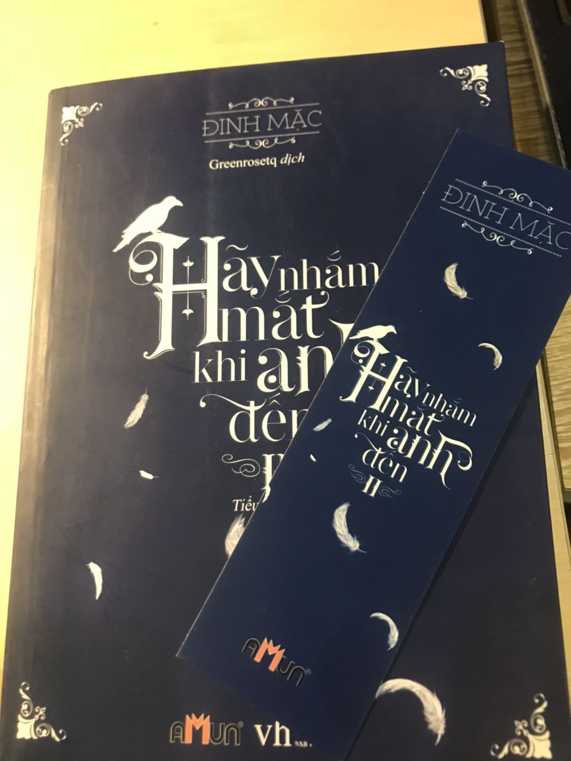 Sách đẹp lắm nhé, sách của mình thì không bị nát hay rách đâu, có cả bookmark nữa, rất đáng tiềnn, nên mua nhaa