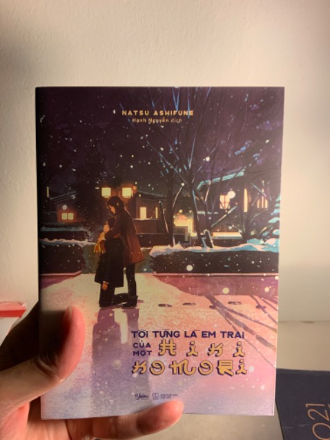 Nội dung hay, kết cũng hay chứ không phải kiểu ngôn tình xáo rỗng. Những bạn nam nào đang có cái nhìn tiêu cực về cuộc sống, đang bất mãn với bất công trong xã hội nên đọc. Tôi đã từng trong trạng thái như vậy. Tôi sống rất quy tắc và cứng nhắc. Tôi biết, song không dám chắc, có lắm lúc lối hành xử của bản thân sẽ hiện lên như một cái máy trong mắt thiên hạ, nhưng nhờ đọc cuốn này tôi mới có cơ hội thấy được dường như mức độ quá quắt của mình cũng tương tự… Cách dẫn truyện lôi cuốn, thật đau lòng và vô cùng ngán ngẩm khi chứng kiến quá trình tan cửa nát nhà của gia đình nam chính. Hình tượng các nhân vật người thân của nam chính có thể bắt gặp ngay cả ở những gia đình Việt Nam.
Trừ 1 sao vì lỗi chính tả trong bản dịch. Có thể kể đến như “hoàn thành xong”, “hoàn thành nốt”, “chỉnh chu”, “cười thích trí”. Tôi đã có gởi phản ánh đến trang FB của Shinebooks và bên admin đã có phản hồi rằng đã ghi nhận vấn đề.