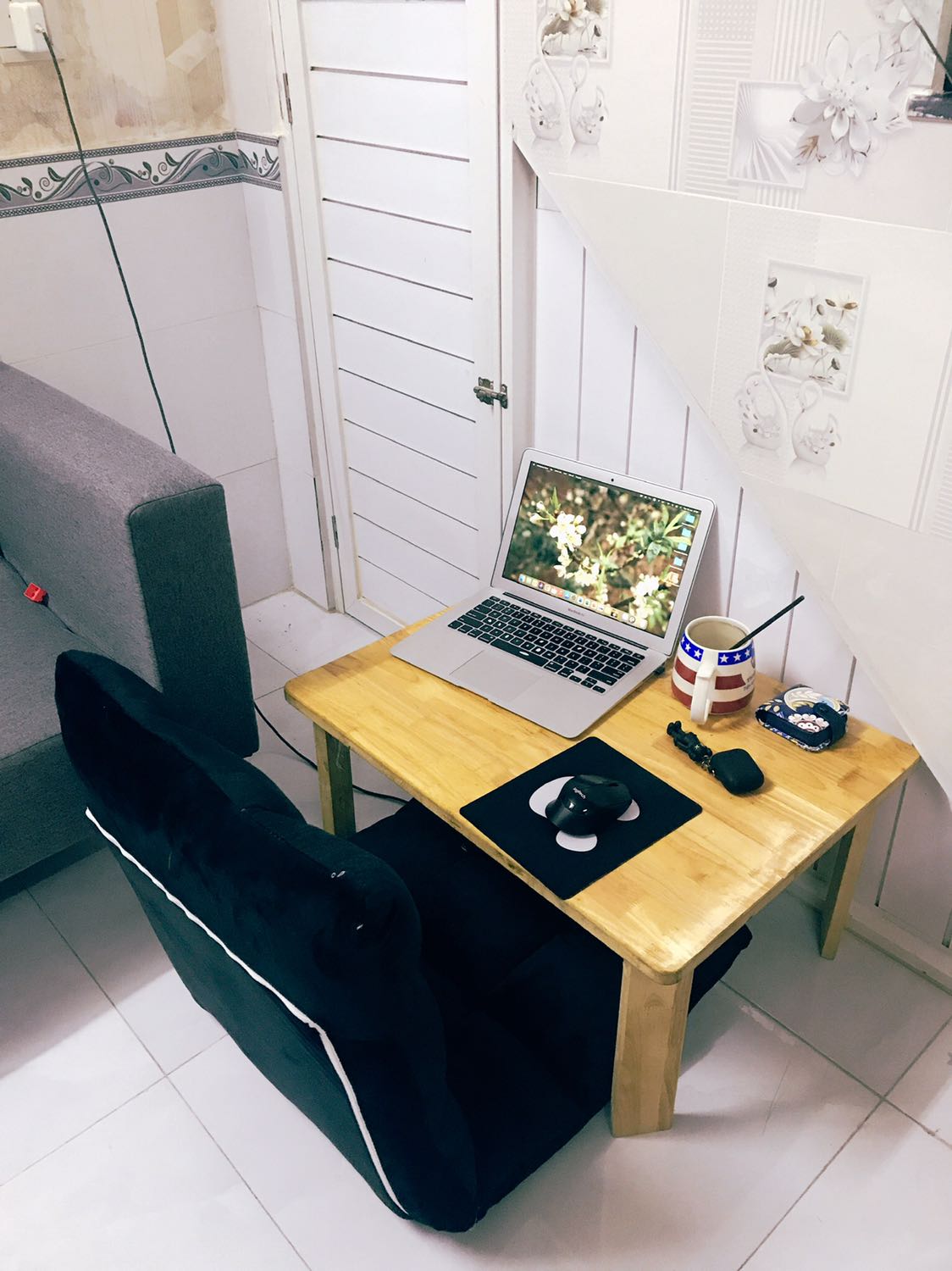 Dày dặn, êm, dễ dùng. Có thể ngả ra làm một tấm thảm nhỏ để nằm :) có điều sợi bông xuyên qua lớp nhung màu đen nên nhìn khá rõ và ko thẩm mỹ lắm. Tóm lại là hài lòng.