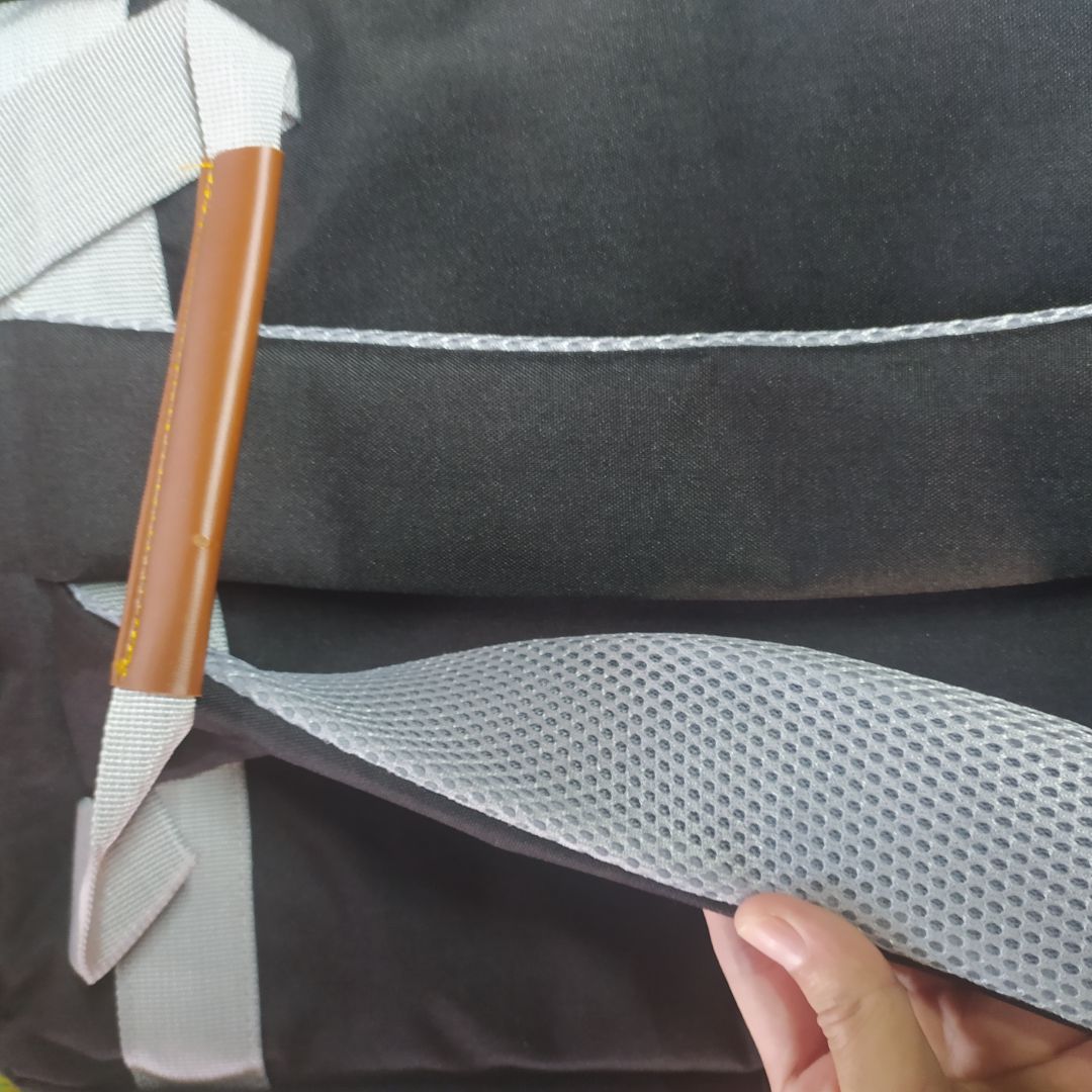 túi đẹp, chắc, chất lượng mà giá vậy thì khuyên mua nha. nhiều ngăn nhỏ khoa học giúp bạn đựng đồ dùng gọn gàng ngăn nắp từng vị trí: ví, chìa khoá xe, mỹ phẩm, sách vở, laptop, bút viết, sách vở, sổ con. cặp này đủ vị trí cho mấy vật dụng trên nha. gói ghém cẩn thận vàg iao hàng nhanh. cảm ơn Tiki và Praza!