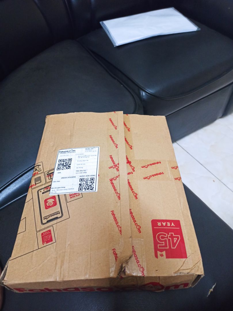 fahasa gói hàng kĩ lưỡng, sách chất lượng giấy tốt màu in đẹp, cầm cảm giác đáng đồng tiền bát gạo. một cuốn sách dễ đọc, dễ hiểu hơn các cuốn tiền tệ ngân hàng khác. Theo mình các bạn nên mua quyển này trước khi đọc các quyển như tài chính quốc tế, hệ thống ngân hàng mỹ, ...