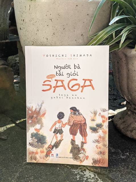 34 tuổi, đọc quyển sách này cảm giác nhớ lại tuổi thơ nghèo khó hồi xưa, sống lại quãng thời gian chơi đùa đủ các trò với đám hàng xóm, tới những bờ sông, suối, núi và khung cảnh thiên nhiên...kỉ niệm đẹp. Có vài chương đầu đọc thôi đã thấy xịt xùi, rơm rơm nước mắt...đâu đó thấy mình trong đó và nể phục tinh thần vượt khó của bà Osano trong thời kì nước Nhật sau chiến tranh, nghèo nhưng vui vẻ chứ ko phải nghèo ủ ê, vì đồng tiền mà làm việc xấu. Lòng tốt của các nhân vật khác được nhắc trong truyện cũng pha thêm màu sắc ấm áp, vui tươi, nhẹ nhàng. Đọc dần các chương cuối sách cảm nhận nỗi buồn khi phải xa người Bà đã nuôi dạy mình suốt 8 năm trời của tác giả, xa cái vùng Saga bao kỉ niệm gắn bó. 

Tổng kết: Một quyển sách dễ thương, nhẹ nhàng, ý nghĩa, đầy nhân văn, đủ cảm xúc hài hước, buồn lẫn lộn nhưng rất ĐẸP. Cám ơn tác giả và người Bà Osano vùng Saga.