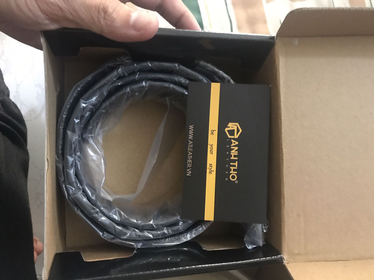 Dây đẹp, đường may ổn, chắc! Hộp đựng cũng khá là chắc chắn! 5 sao cho mặt hàng!!

Tuy nhiên chấm tiki 1 sao về dịch vụ ship. Mình đặt đơn hàng vào ngày t7 12/12 và thấy giao hàng ghi rõ ràng là "giao vào ngày thứ 4" chứ không hề ghi là giao vào khoảng thứ 4 nên mình mới đặt để đến thứ 4 mình có ở nhà nhận hàng. Tuy nhiên mới hôm chủ nhật 13/12 mình có việc bận, nhà mình thì đi hết, shipper gọi điện kêu mình nhận hàng mà ko hề gọi hỏi trc là mình có ở nhà hay là không???? Đã vậy còn nói đơn này của mình dời 2 lần rồi???? Xong mình cũng nhẹ nhàng nhắc shipper chắc anh lộn, không ấy làm phiền anh chuyển qua ngày khác giao giúp em được không, mai cũng được, anh shipper ậm ờ một hồi rồi nói ok xong cúp máy luôn???  Xong chốt đơn dời ngày giao hàng là thứ 2, làm mình bỏ dở cả 1 buổi sáng t2 chỉ để chờ do nhà mình ai cũng đi làm hết, không có ai ở nhà cả. Thật sự Tiki nên xem lại vấn đề giao hàng này để sửa đổi, nâng cấp dịch vụ của mình tốt hơn!! 

Nên là 5 sao cho hàng và 1 sao cho dịch vụ ship!