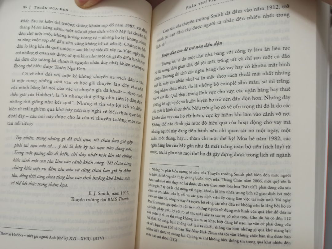 không biết do giọng văn dịch hay do nội dung nhưng đọc phê pha lắm :') Quyển này chắc phải nhai lại 4-5 lần gì đó mới ngấm nổi :') Bìa mềm với màu trắng nên hơi dễ dơ xíu, sách siêu dày nha. Nói chung là đọc vô thấy tri thức hẳn :))) nên xem review trên web trước để coi nội dung trước khi quyết định mua nhe