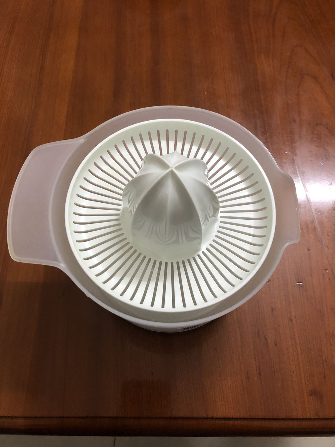 Xài cái máy vắt cam hiệu Philips này lần đầu tiên khi mới sinh con trai đầu lòng. Giờ thằng nhỏ đã 12 tuổi, và máy cũng mới hư nên phải đặt lại máy mới hiệu này. Dùng hàng Philips ko có gì bàn cãi nhé mọi người, tuần nào cũng vắt cam cho cả nhà tăng cường vitamin cho gia đình trong mùa dịch. Cái máy này là trợ thủ đắc lực nên có trong gia đình.