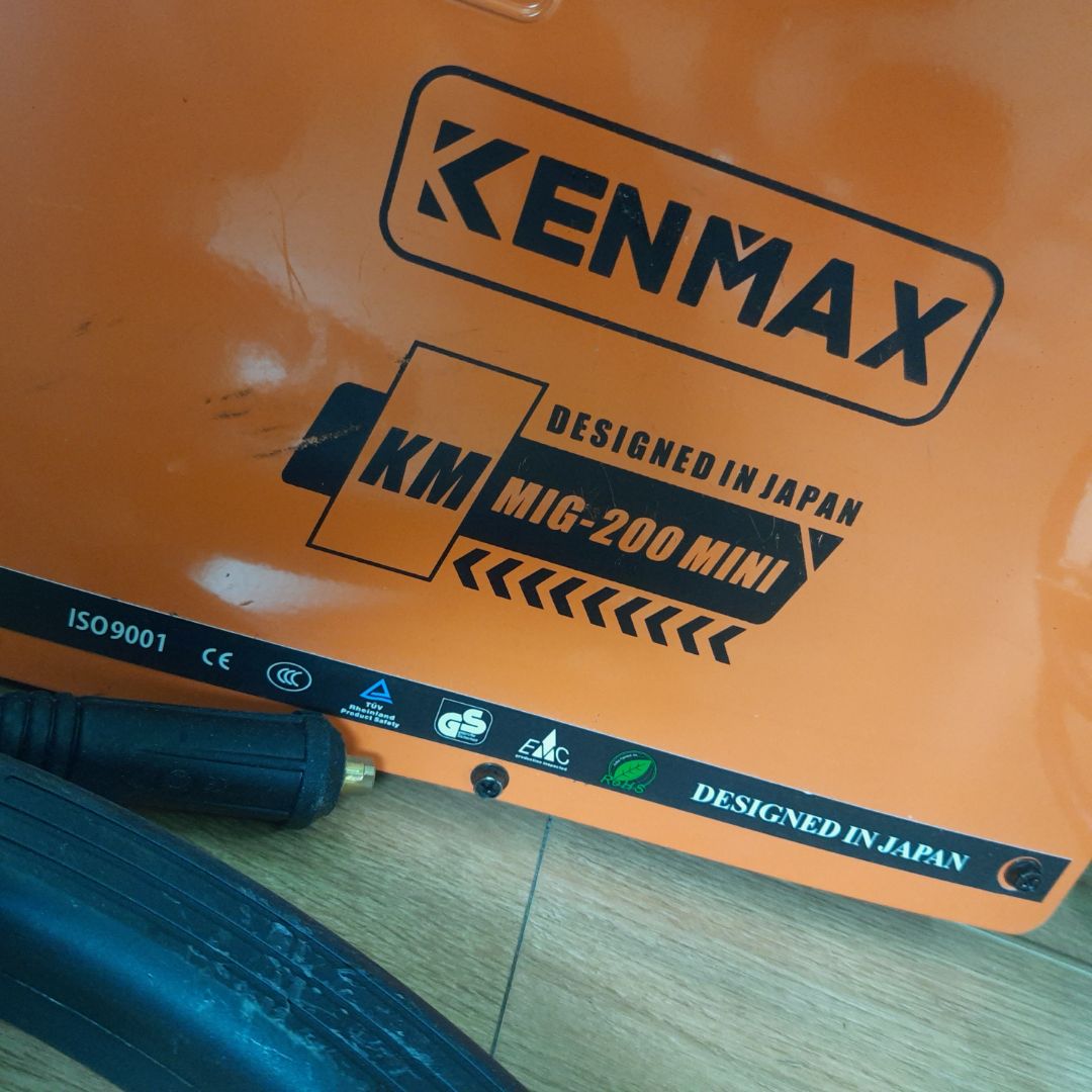 vỏ máy xước. 2 bản lề vễ hết. hộp cuộn hàng vỡ