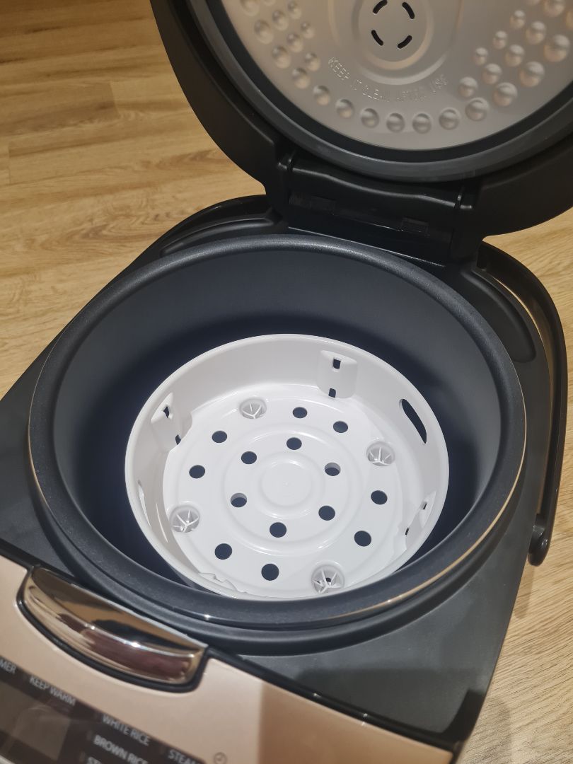 Giao hàng nhanh, hàng nguyên vẹn. Nồi đẹp, lòng nồi dày, nấu cơm ngon. Xửng hấp là kiểu có chân chứ ko phải kiểu cài vào miệng nồi như mấy loại mình hay dùng