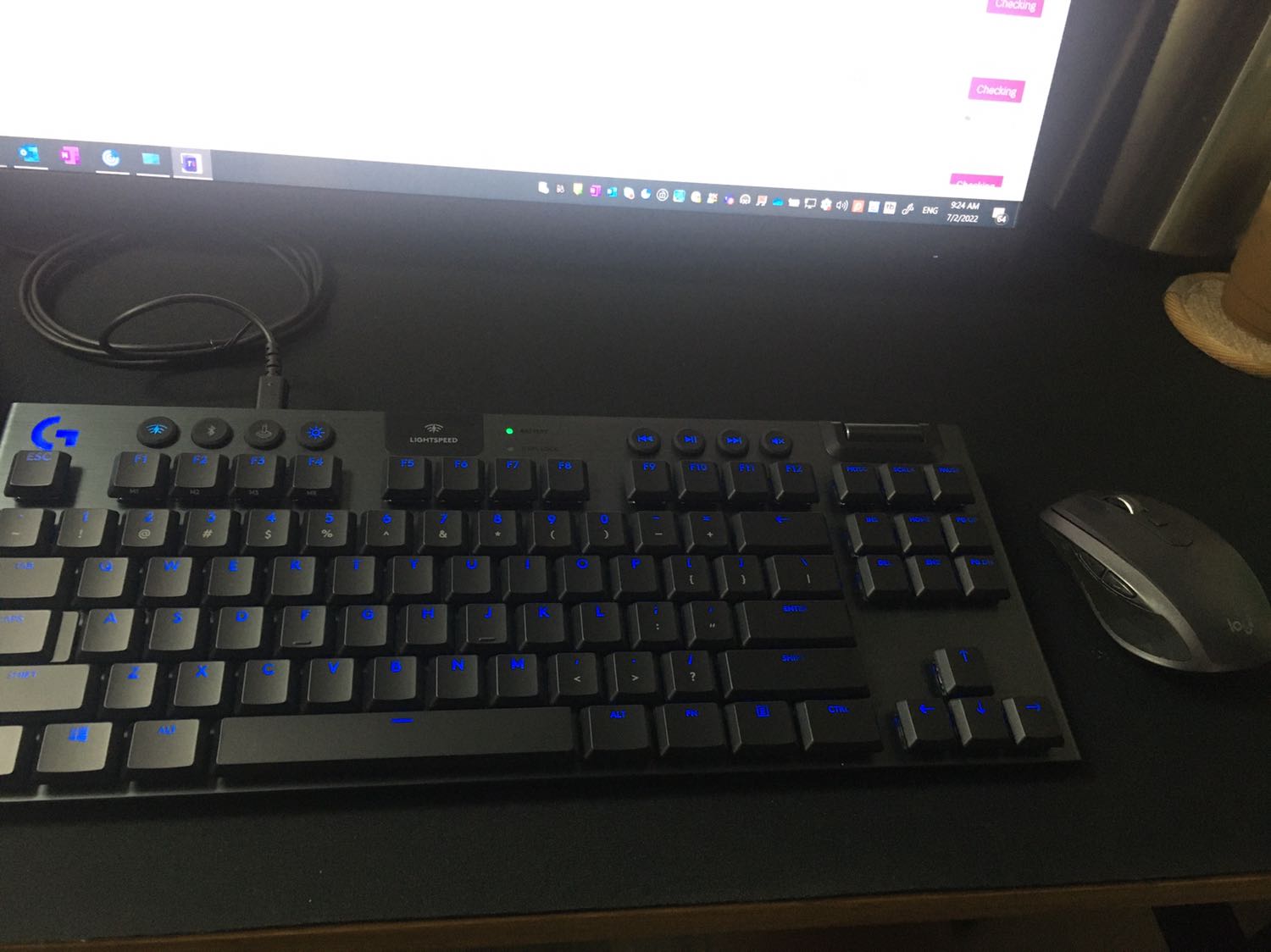 bàn phím cầm đầm tay, nhấn rất êm mình không muốn ồn nên mua loại linear. Đèn led đẹp nói chung là ok so với giá tiền.  Hy vọng là bền