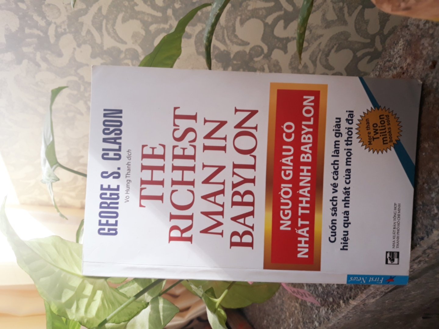 Về nội dung sách thì miễn bàn. Bạn trẻ nào muốn học cách tiết kiệm tiền, kiếm tiền mà ghét đọc các sách về thành công  thì có thể lực chọn cuốn này. Mình là người không thích đọc các cuốn nói về thành công nhưng cuốn này đã chinh phục mình bởi lối dẫn truyện mộc mạc, hấp dẫn, dễ hiểu, dễ nhớ. 
Còn chất  lượng sách giấy ok, nhưng đóng gáy lỏng lẻo, không bền. 
Tiki giao hàng Nhanh. Cảm ơn ^^