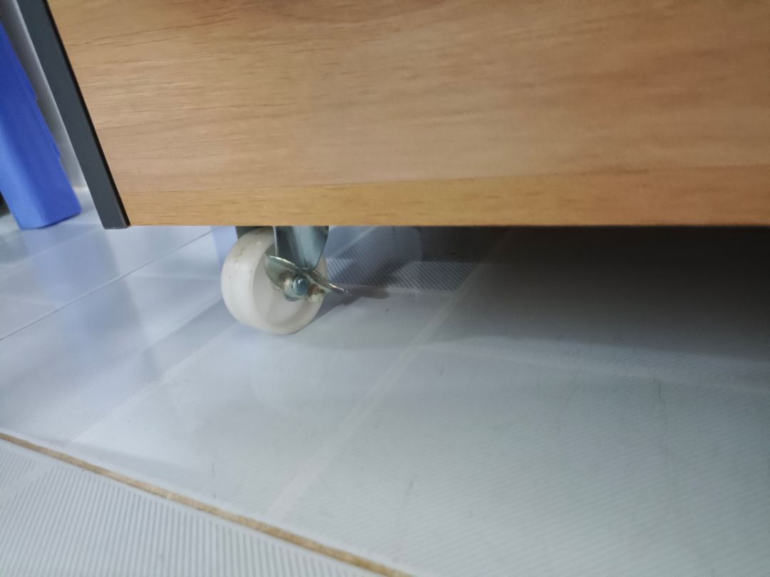 Bánh xe loại rẻ tiền. Bản lề nhỏ. Có lẽ tiền nào của nấy