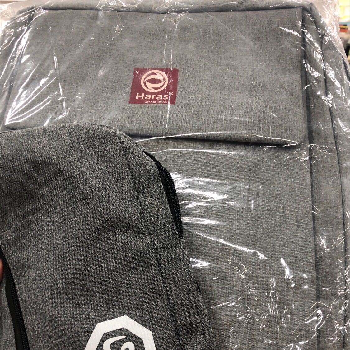 hàng ổn trong tầm giá. hình thức giống ảnh.  mới nhận chưa sử dụng mong ko sớm hong với nhu cầu đee laptop đi lại