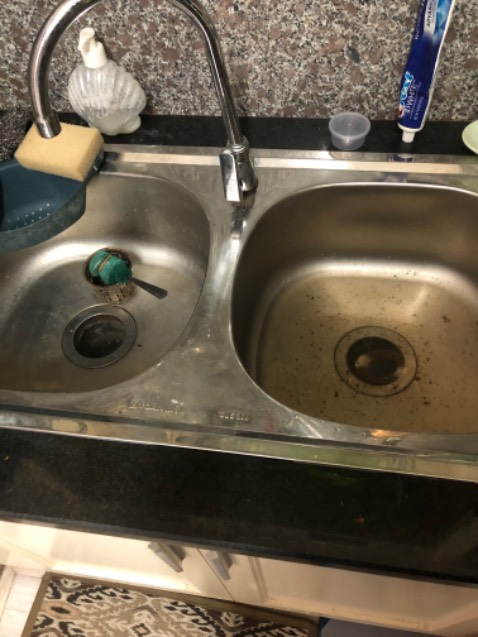 Mình mua định dùng để xử lý bồn rửa chén bị nghẹt, tuy nhiên không hiệu quả lắm với nhà mình. Dùng 1 gói không được nên nghe shop nói bồn thông nhau cần dùng tiếp gói thứ 2, tương đương 1L dung dịch sau khi hoà tan 2gói. Tuy nhiên trước khi dùng thì nước rút chậm sau 1-2 phút, sau khi dùng nước rút sau 2 giờ. Shop tư vấn tiếp là cần dùng 3-4L do đường ống to bồn to (thật ra bồn nhỏ, đường kính ống cỡ 3cm), cần tháo ống ra kiểm tra xem có cặn bên trong không. Cho 4* vì shop vẫn tận tình nhắn tin phản hồi và gọi tư vấn chứ sản phẩm không thật sự xử lý được việc nghẹt. À lưu ý khi hoà tan bột với nước sẽ có dung dịch ấm nóng, không nên dùng đồ nhựa mỏng để đựng bột trước khi hoà tan.