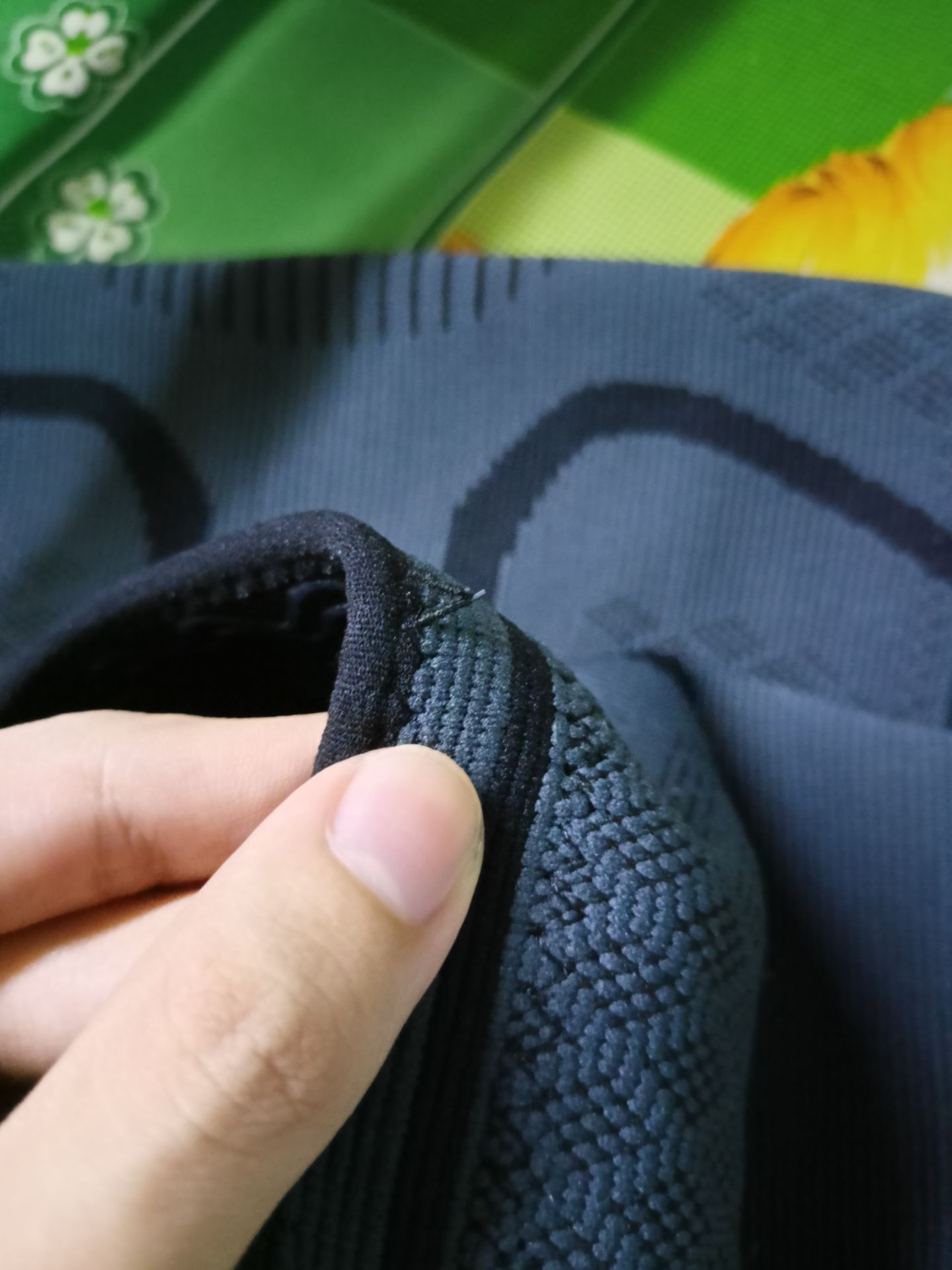 hàng giống hình, nhưng chỉ thừa, rác chỉ, bung chỉ ở 1 vài nơi, mình mua giá 129k ship 18k tổng 147k, cao so với các loại hàng khác mà như vậy, thất vọng! mong shop kiểm hàng kĩ hơn, tốt nhất trước khi giao nên kt lại đường chỉ, còn lại shop cũng nhiệt tình tư vấn, dịch vụ ok, sản phẩm chưa được ưng ý