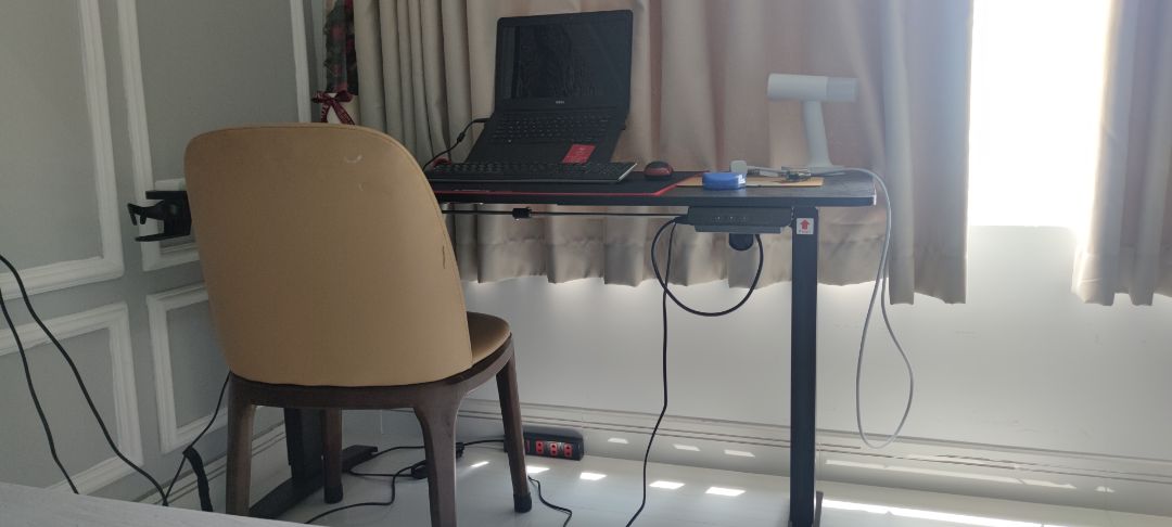 Ưu điểm: nâng lên hạ xuống dễ dàng, có hướng dẫn lắp đặt đầy đủ, bàn rộng rãi để được nhiều đồ, mình thấy khá là ok để làm việc ở nhà.
Nhược điểm: phải vặn vít hơi nhiều. nhà bạn nào có khoan thì sẽ dễ dàng hơn