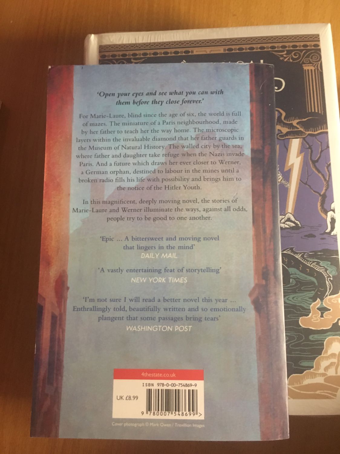 Quá ư là ưng, sách không rách hay nhăn nhúm. Lúc đầu mình tưởng là bản khổ to nhưng sách chỉ là bạn khổ vừa. Mọi thứ đều đẹp. Giao hàng siêu nhanh, đặt lúc đêm mà trưa hôm sau ngủ dậy để gọi nhận hàng luôn.