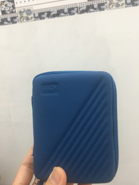 Ổ cứng nhỏ gọn, cầm chắc tay, đường truyền ổn, chép dữ liệu chạy nhanh. Có tặng kèm bao da đựng chắc chắn an toàn. Nâng niu lắm thích lắm luôn í