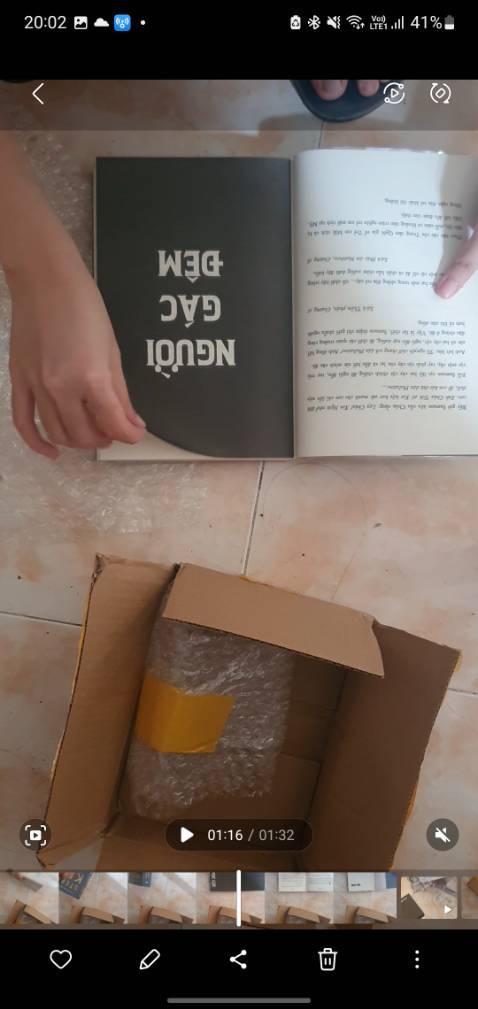 Lần đầu đặt trên tiki, đọc đánh giá thấy hơi lo phần vận chuyển nhưng may là về tới nơi nguyên vẹn và có một lớp chống sốc, book care của tiki mỏng hơn loại mua riêng trên *** nhưng được cái khít, mà phần cắt nhìn hơi méo