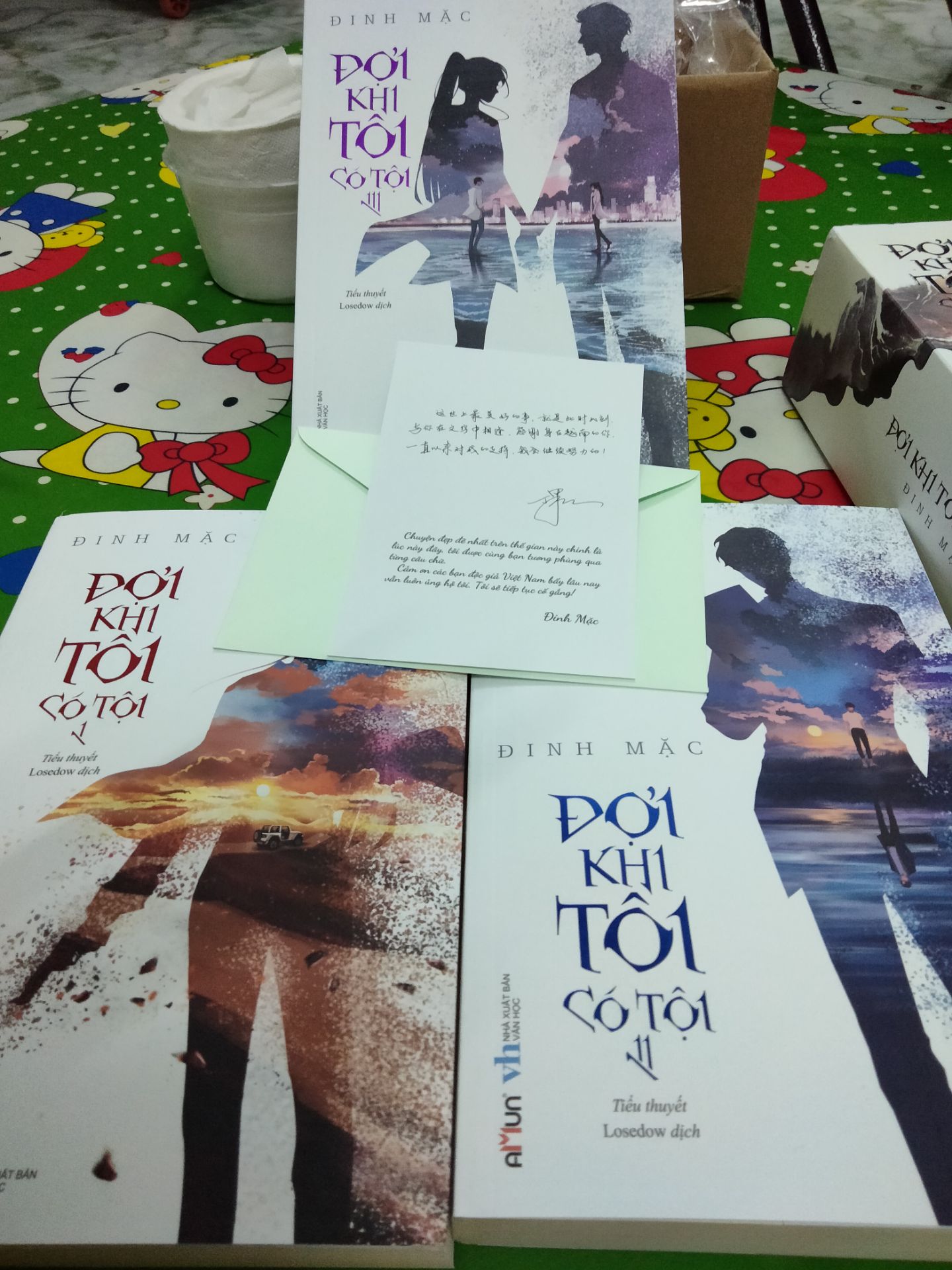 Sách đẹp, trang sách dầy, mực không nhoè.
Có 1 hộp bọc sách mình không biết gọi là gì nên có kèm theo ảnh chụp nhé.
Còn có 1 phong thư của tác giả dành cho độc giả Việt Nam, đối với 1 đứa mê Đinh Mặc như mình thì hơi bị phê phê đó.
Hình như là hàng pre order nên quá trình lấy hàng hơi lâu, nhưng khi đã đóng gói vận chuyển thì bên tiki vẫn giao rất nhanh.
 3 quyển dầy như vậy với giá như vầy mình thấy cũng ổn phết chứ.