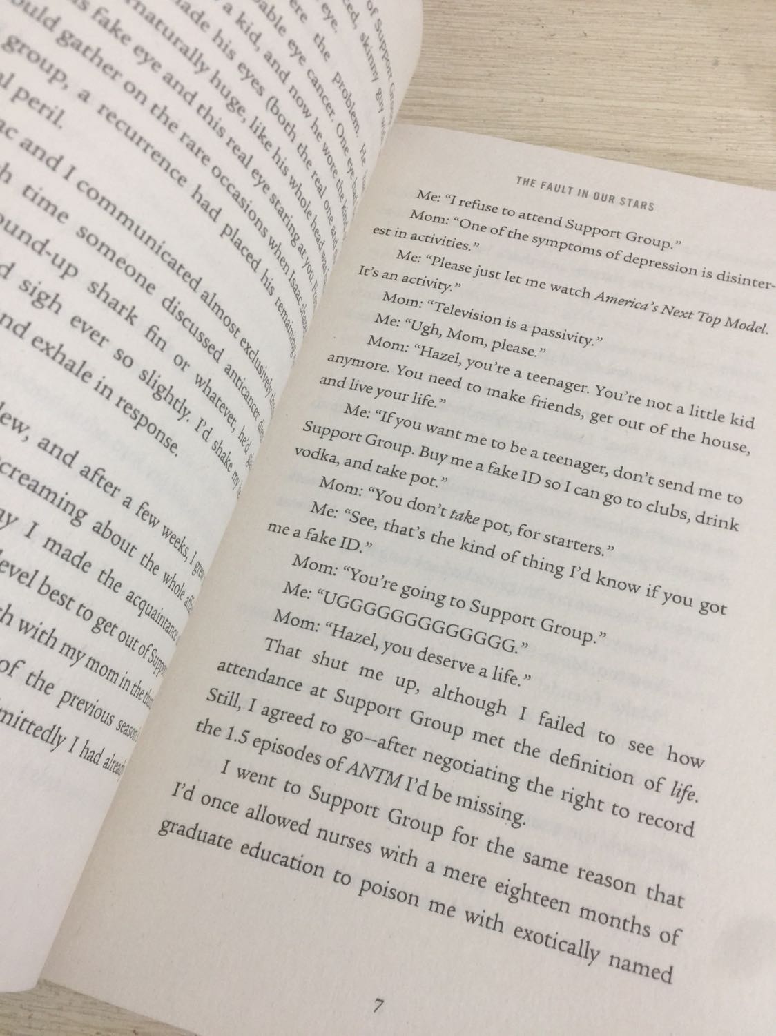 Về vẻ ngoài: Có một chút lỗi như bị móp một góc và cắt sách lỗi nhẹ, hơi bụi lúc mở ra, được bọc bên ngoài sách. Sách có kích thước gần giống wimpy kid. Bìa và chữ in rõ ràng, đẹp. Giấy xốp, hơi mỏng, ngả màu và hơi bụi như giấy tái chế.

Nhận xét: Mình chưa đọc nhưng có tìm hiểu sơ nội dung sách, đánh giá của mọi người và quyết định mua để “tắm” tiếng Anh và săn sale lúc 99k, hihi. Nhìn sơ qua thì phải có nền tiếng anh khá vững mới đọc được chứ không dành cho những người mới bắt đầu. Khá vui vì tiki cho bọc ngoài sách và giao nhanh.