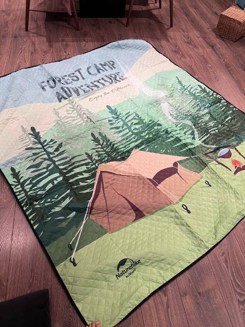 Thảm đẹp, shop giao quá tốc độ, lúc đầu tưởng hàng lỗi nhưng inbox hỏi shop giải thích 4 góc dùng 1 thời gian sẽ bo tròn như hình, xưa mua hàng tiki bực cái là không nhắn tin tin được hỏi cho shop. Chúc shop bán đắt hơn nữa.