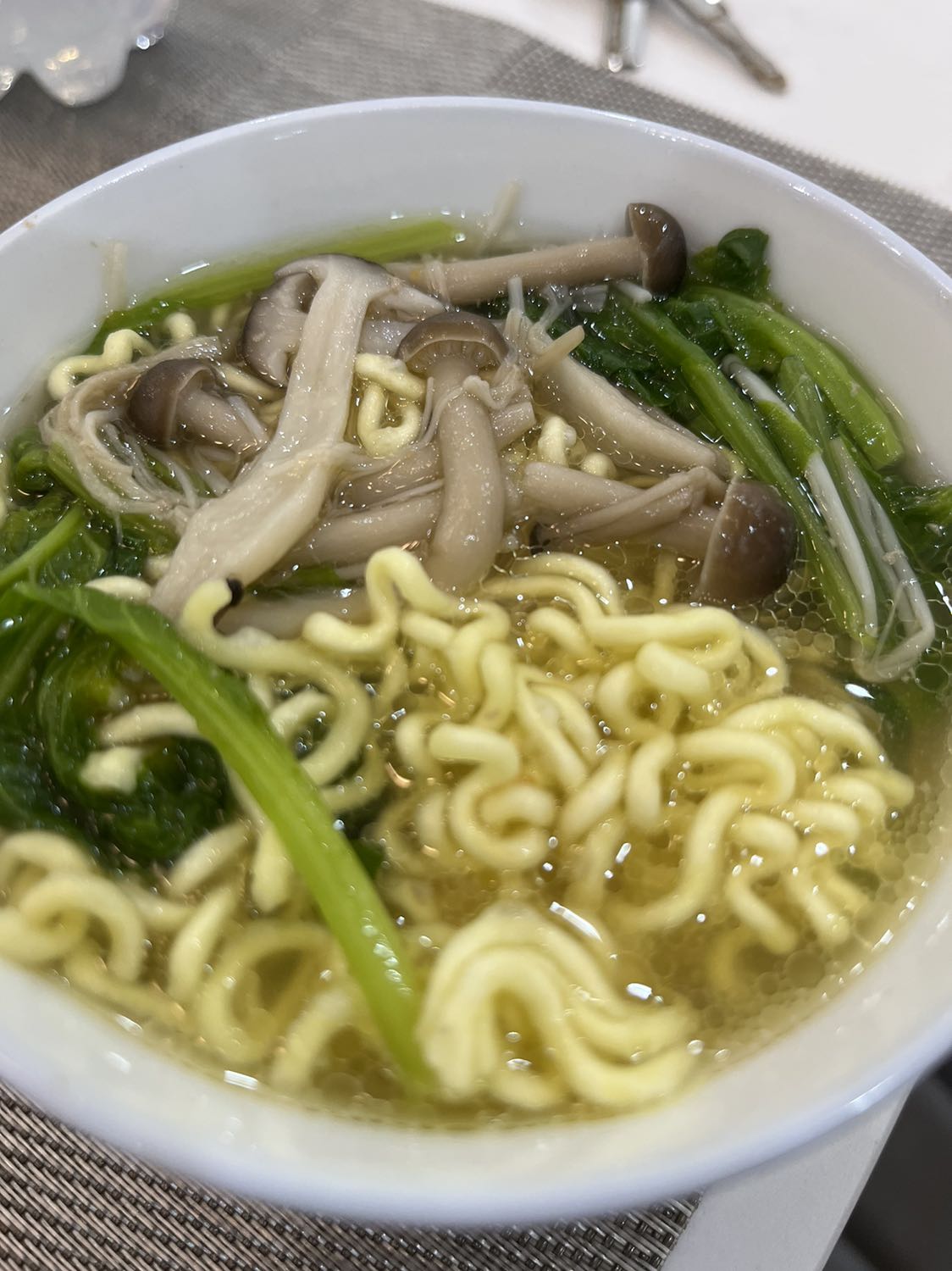 Tiki giao hàng nhanh, đóng gói cẩn thận.
Mì khá ngon, sợi to, dai và ít hẳn mùi dầu, ko như các loại mì khác.
Gói mì to gấp rưỡi loại mì ăn liền thông thường.
Mì này sẽ lâu nhừ hơn nên cần đun kỹ hơn một chút so với cách nấu mì thông thường, nếu không sợi mì sẽ bị sượng.