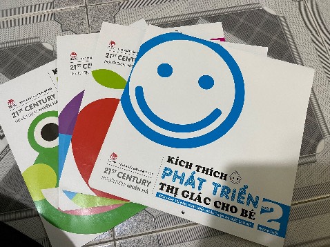 sách to, hình ảnh đa dạng nhiều màu sắc, cầm lên bé nhìn rất chăm chú, phụ huynh nên mua