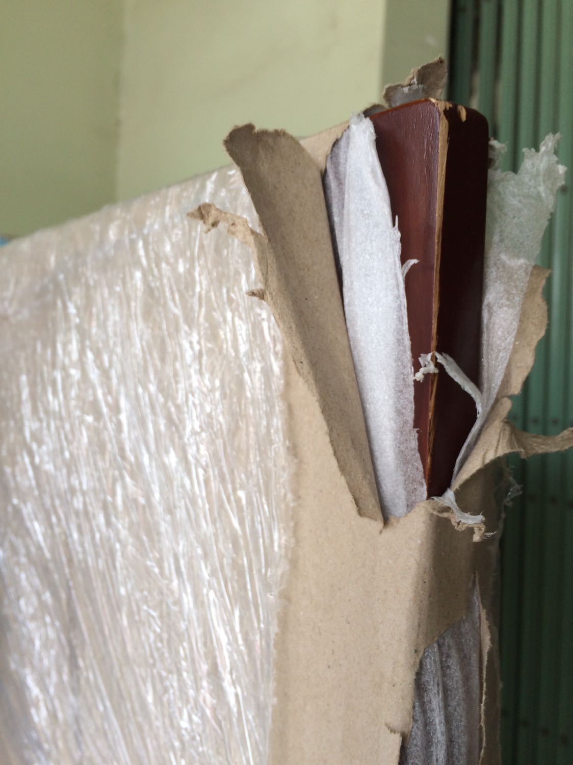 Đơn vị bán hàng đóng gói ko kỷ nên điện vị vận chuyển ko bảo quản kỷ nên cả 4 góc bị quăng rách cả bao gói làm trầy xuowcs cả mặt bàn.