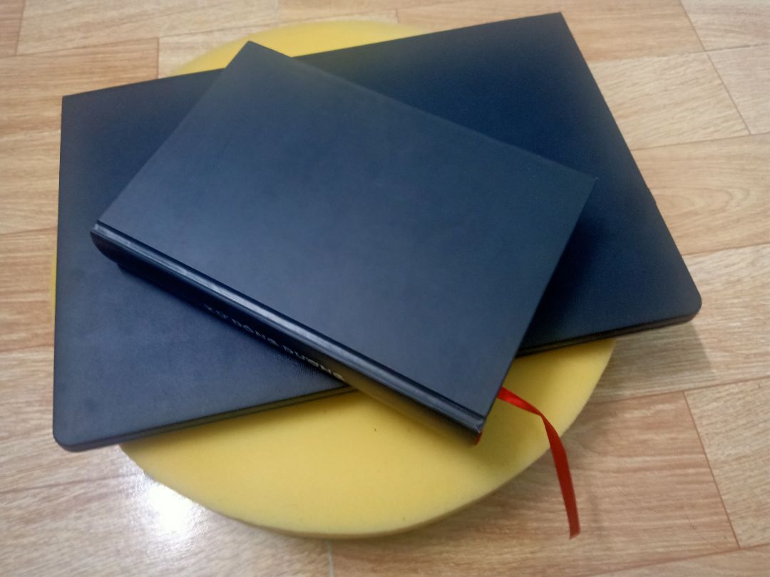 Xứ Đông Dương giấy đẹp, bìa áo đẹp, còn bìa chính như hình bên dưới - đúng màu yêu thích. Tiki giao hàng nhanh may mắn sách k bị móp méo gì. Nội dung sách thì tuyệt vời, phù hợp cho những ai muốn có cái nhìn đà chiều, khách quan về lịch sử dân tộc, một số thứ mà sách giáo khoa k nói đến.