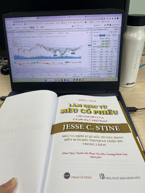 Một cuốn sách rất chất lượng để khởi đầu 2023.

Bề ngoài rất ổn, sách bìa cứng, cầm rất thích tay, đồ thị có màu, in giấy tốt chất lượng.
Về nội dung, gần nửa đầu cuốn sách, nói về cuộc đời và trải nghiệm đầu tư của Stine - đúng chất du mục. Nửa sau, nói về cách lựa chọn siêu cổ phiếu & cách thức vào lệnh, mua/ bán, những điều tưởng chừng như đơn giản, nhưng lại đòi hỏi nhiều kỹ năng.

Nói chung, đây là 1 cuốn sách rất đáng đọc và nên có trên kệ của mọi NĐT trên hành trình chinh phục thị trường tài chính nói chung và cổ phiếu nói riêng.