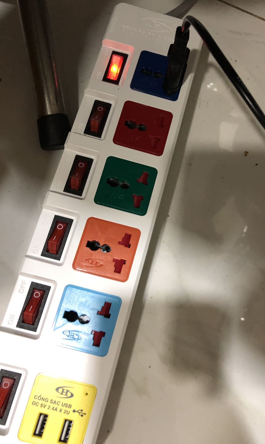 Ổ cắm có vỏ chắc chắn, cắm dễ dàng, dây dài và công suất cao.